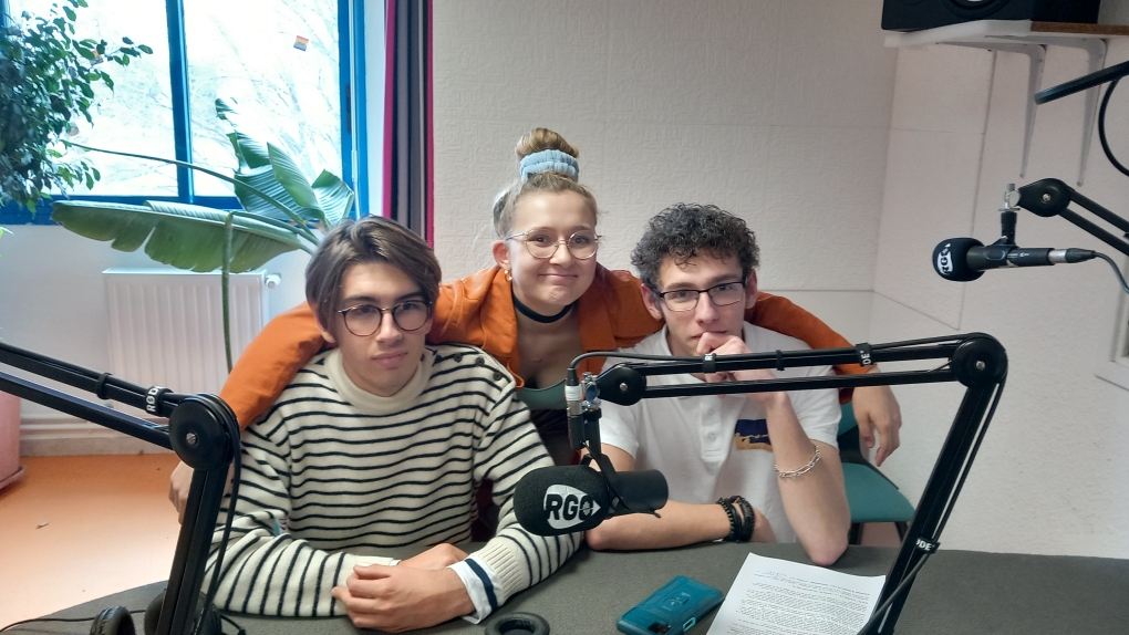 trois jeunes passeurs dans le studio de radio RGO à Alès