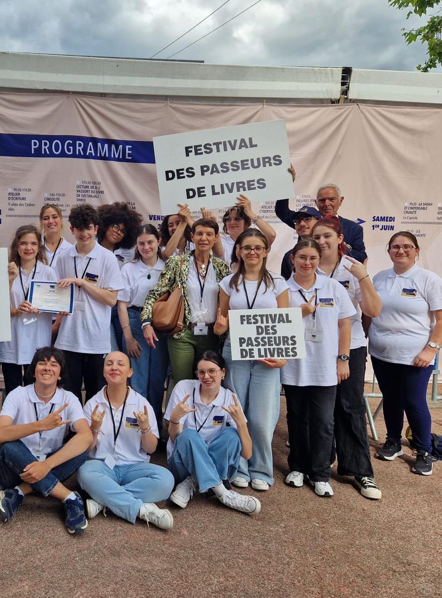 groupe de jeunes pendant le festival les passeurs de livres